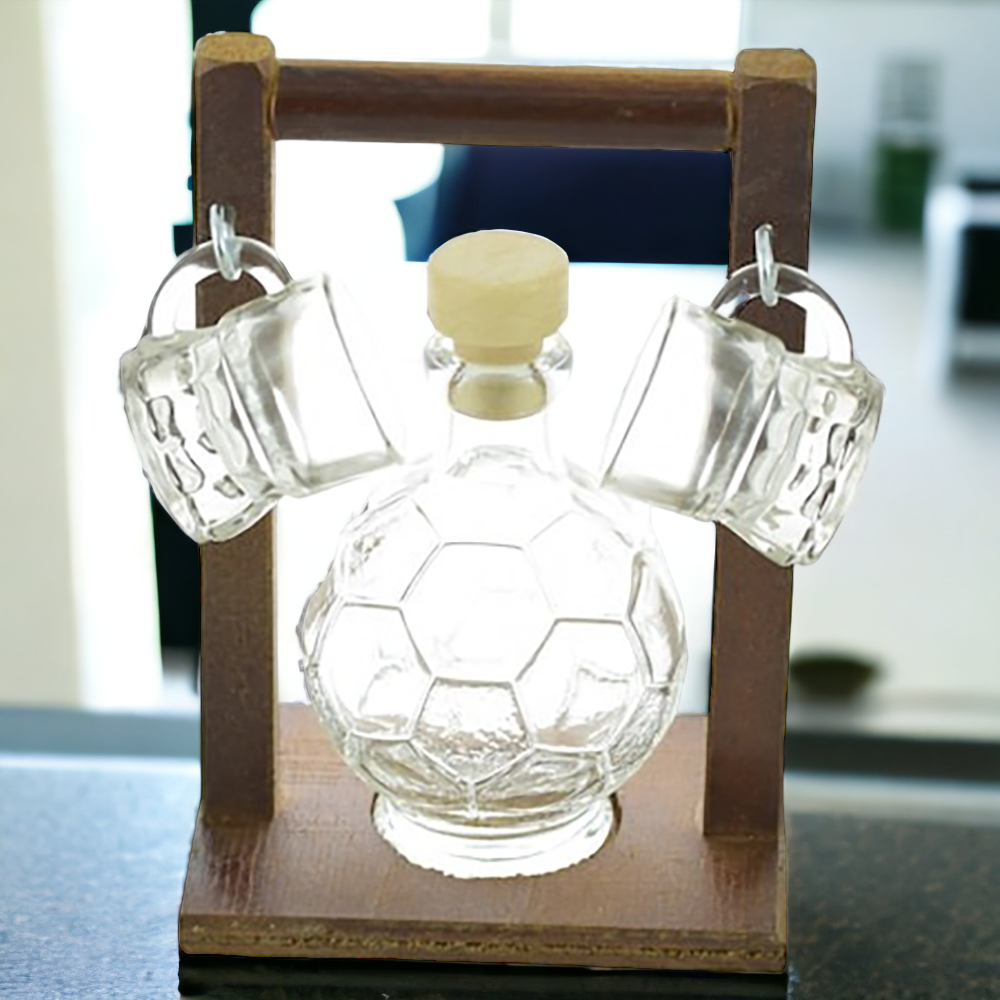 Suport lemn cu sticla 200 ml in forma de Minge si 2 pahare 50 ml de tuica