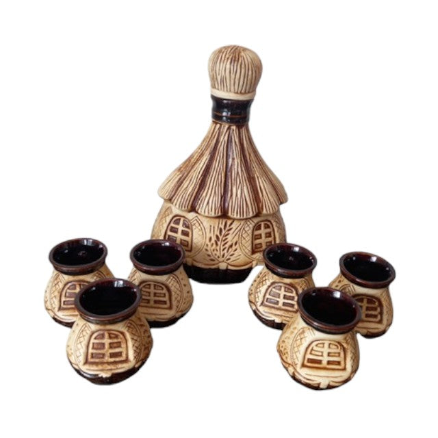 Set pentru servirea bauturilor, Sticla 1l in forma de Coliba cu 6 pahare 50 ml, Ceramica