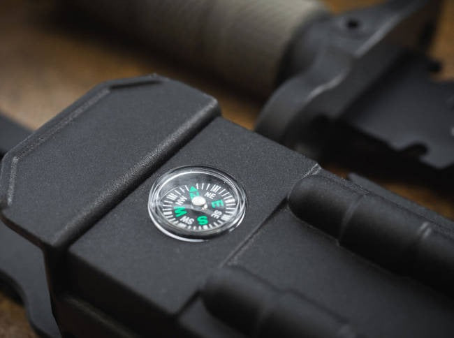 Cutit Vanatoare, Cu busola, Ascutitor cutit, Aprinzator Foc,Fluier , Teaca Protectie