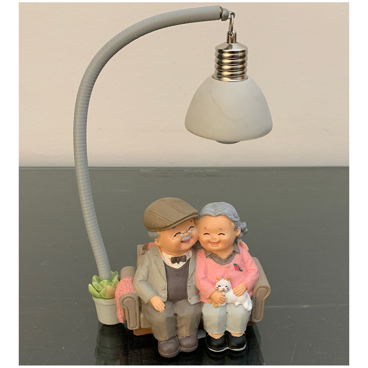 Figurina Bunic si Bunica pe Canapea cu Felinar, Rasina, 17 cm