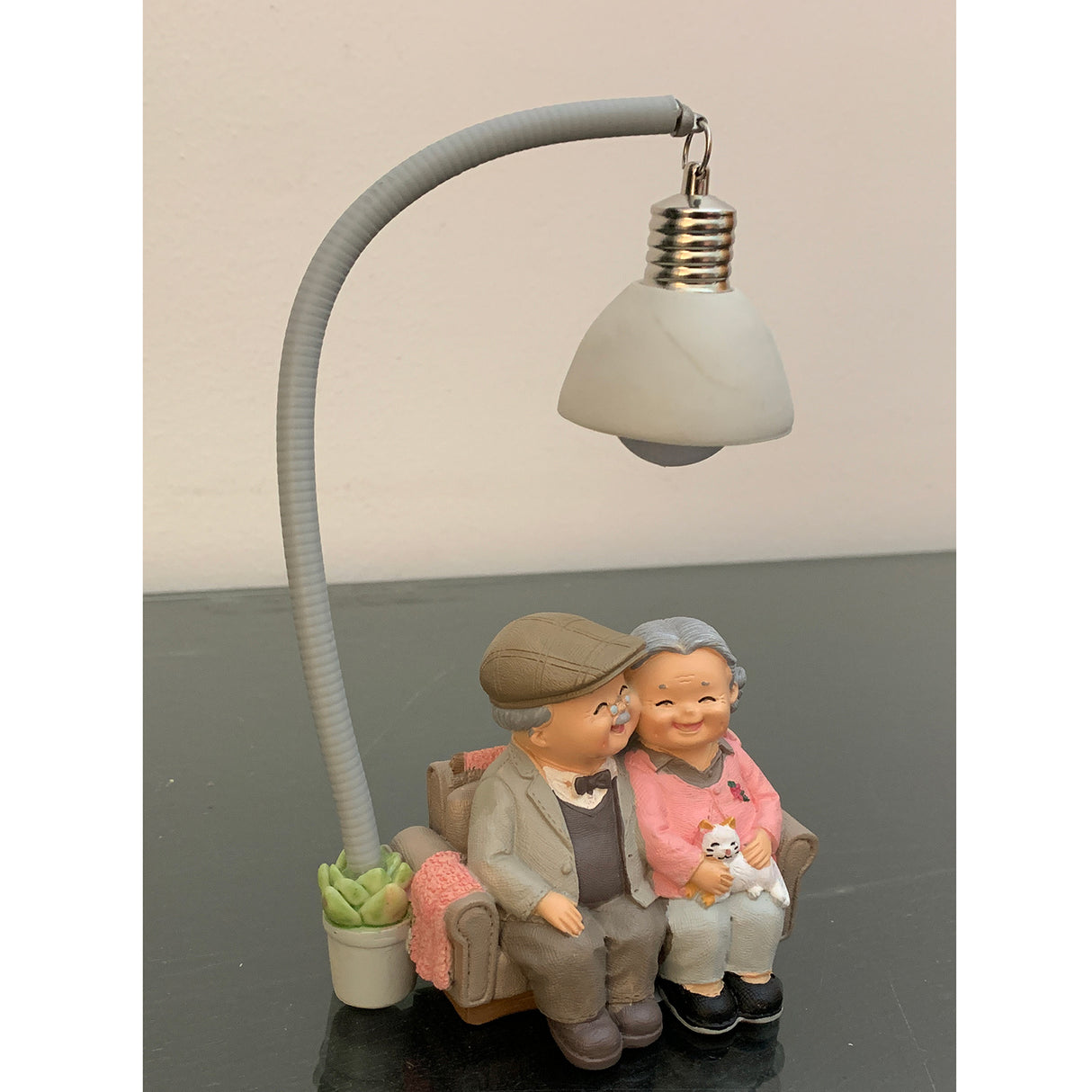 Figurina Bunic si Bunica pe Canapea cu Felinar, Rasina, 17 cm
