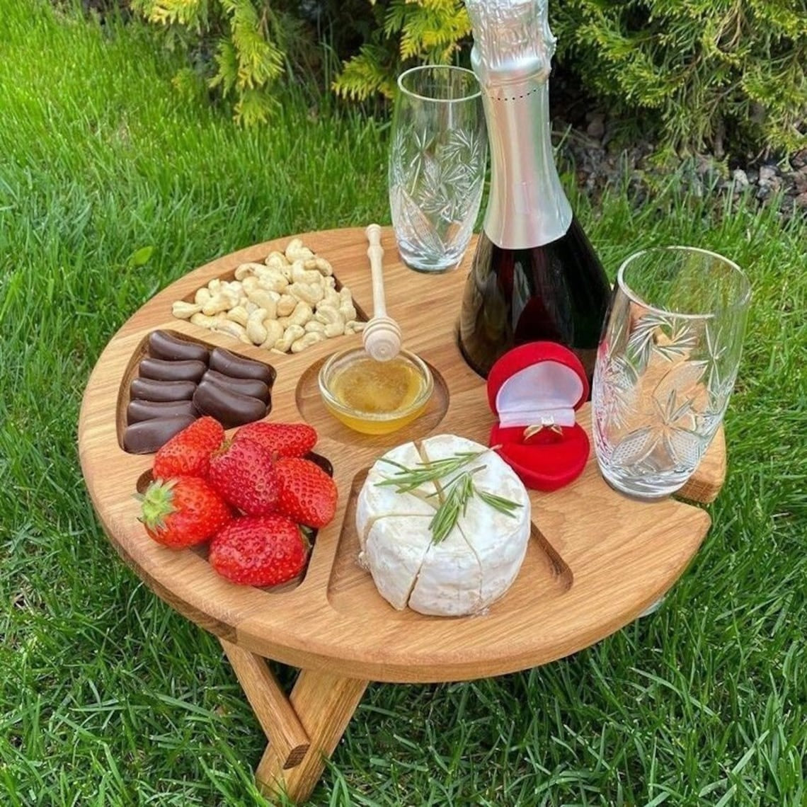 Platou Compartimentat pentru servire cu suport pentru Vin,picioare pliabile, Lemn , 35 cm