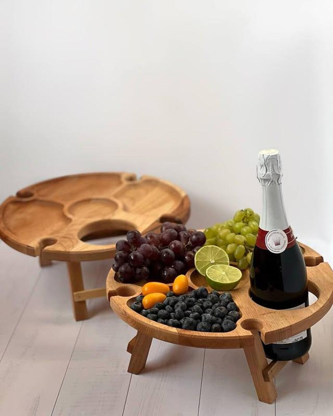 Platou Compartimentat pentru servire cu suport pentru Vin,picioare pliabile, Lemn , 35 cm