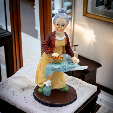 Figurina Bunica Calcand Hainele, Rasina, 6x12 cm