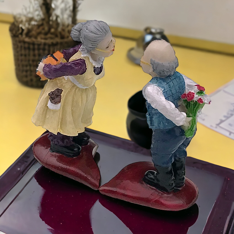 Figurina Bunic si Bunica Sarut, Rasina, 11x5 cm