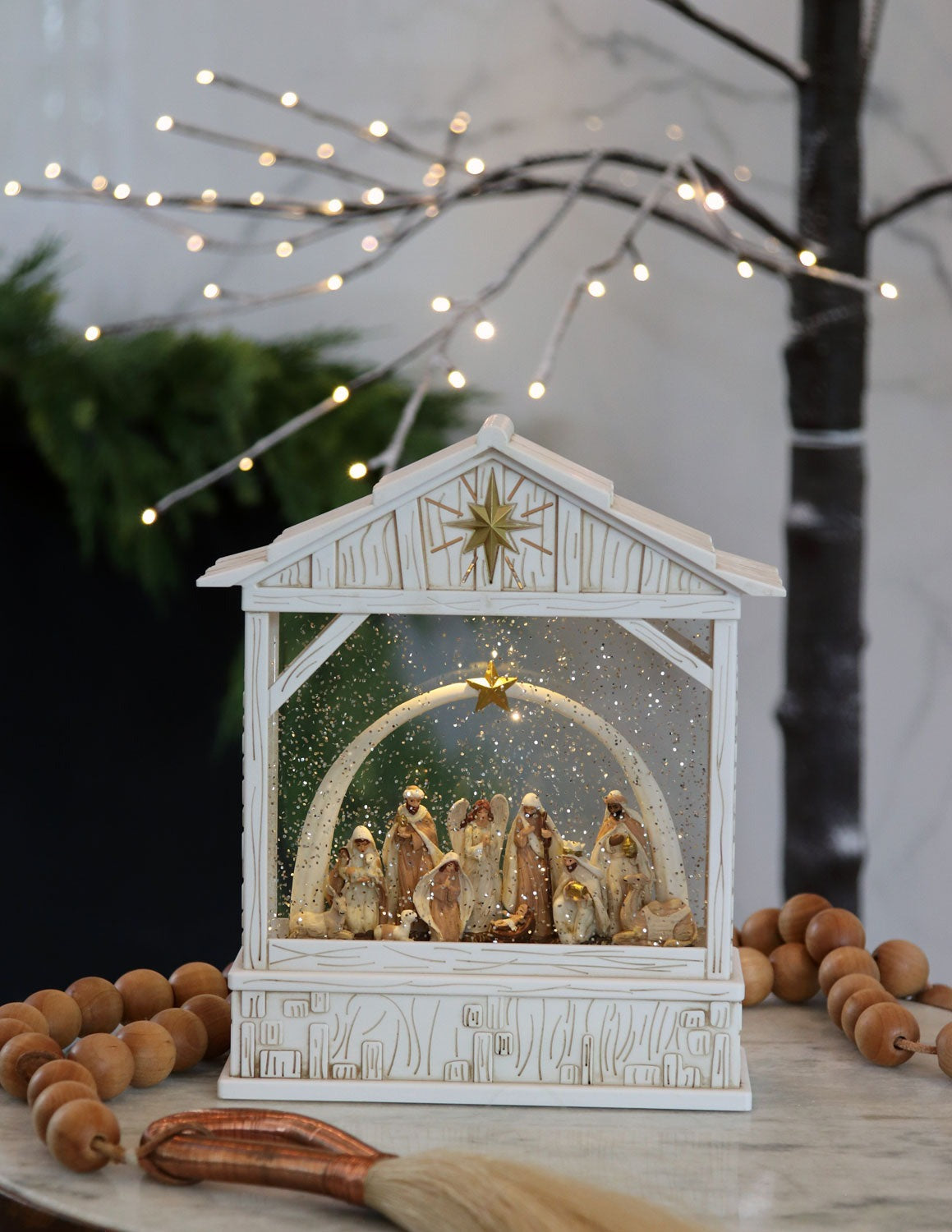 Decoratiune Muzicala - Iesle Nasterea, cu apa si sclipici miscator, 25 cm