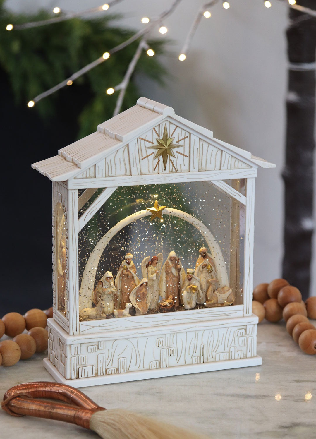 Decoratiune Muzicala - Iesle Nasterea, cu apa si sclipici miscator, 25 cm