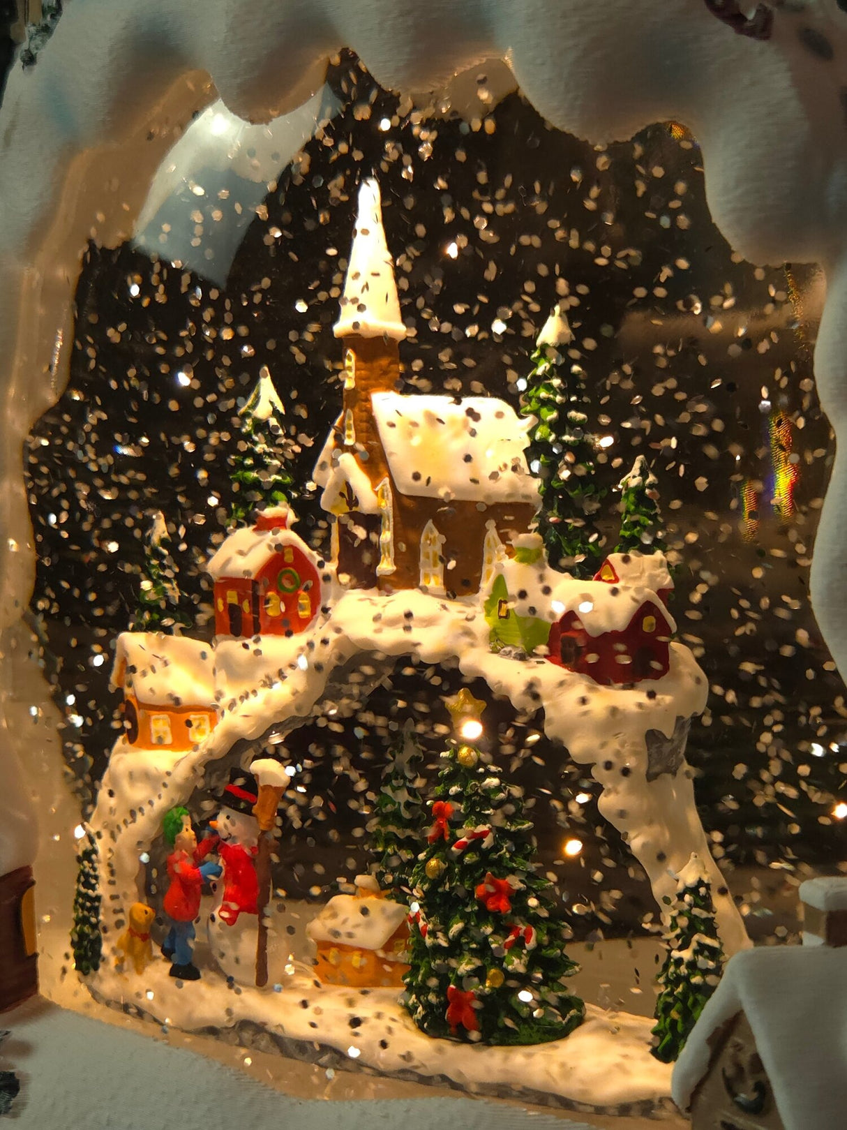 Decoratiune Muzicala - Casa de Anul Nou cu om de zapada, cu apa si scilipic miscator , 28x15 x10 cm