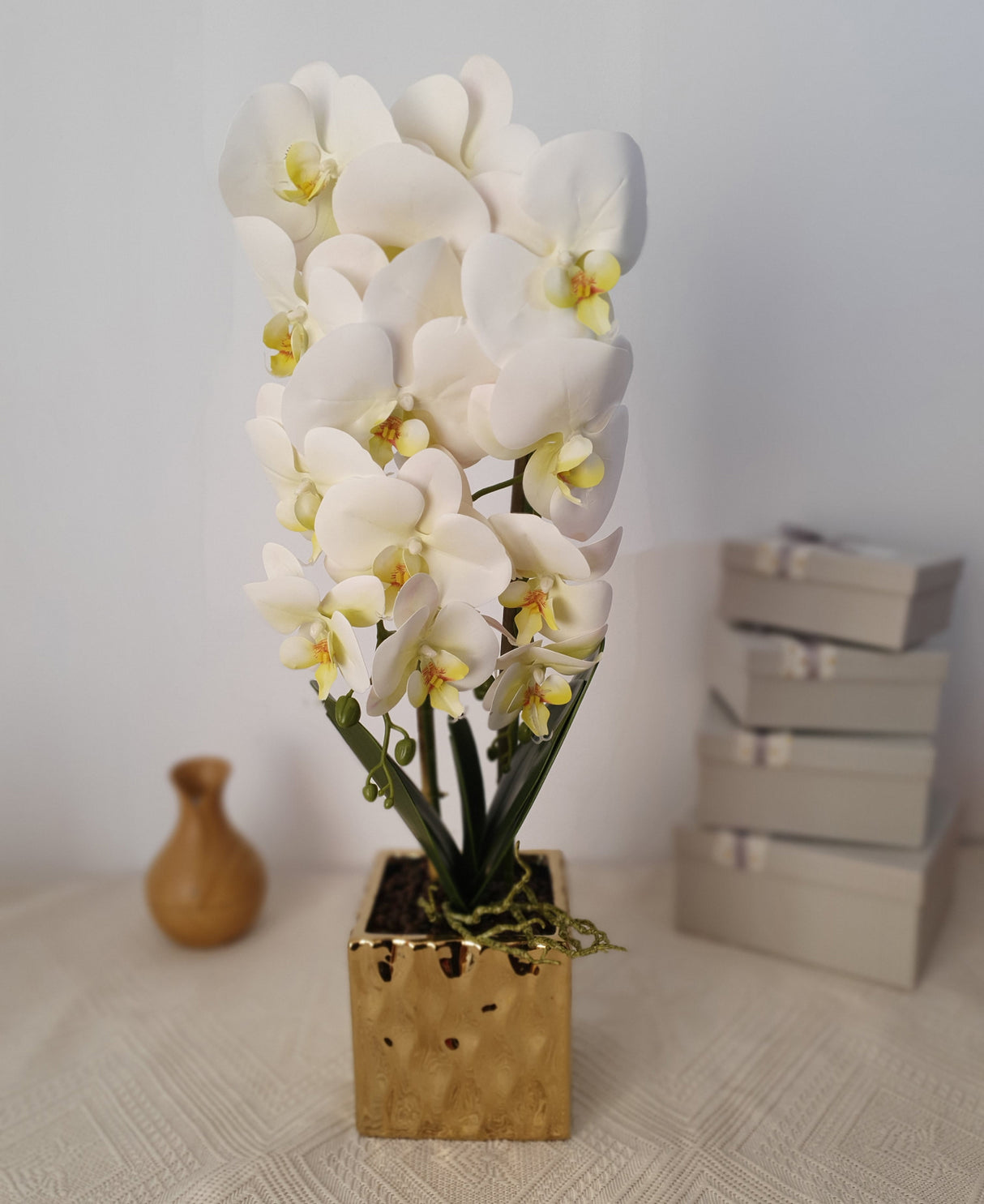 Orhidee artificiala 2 tije, ghiveci auriu din ceramica, patrat, 50 cm