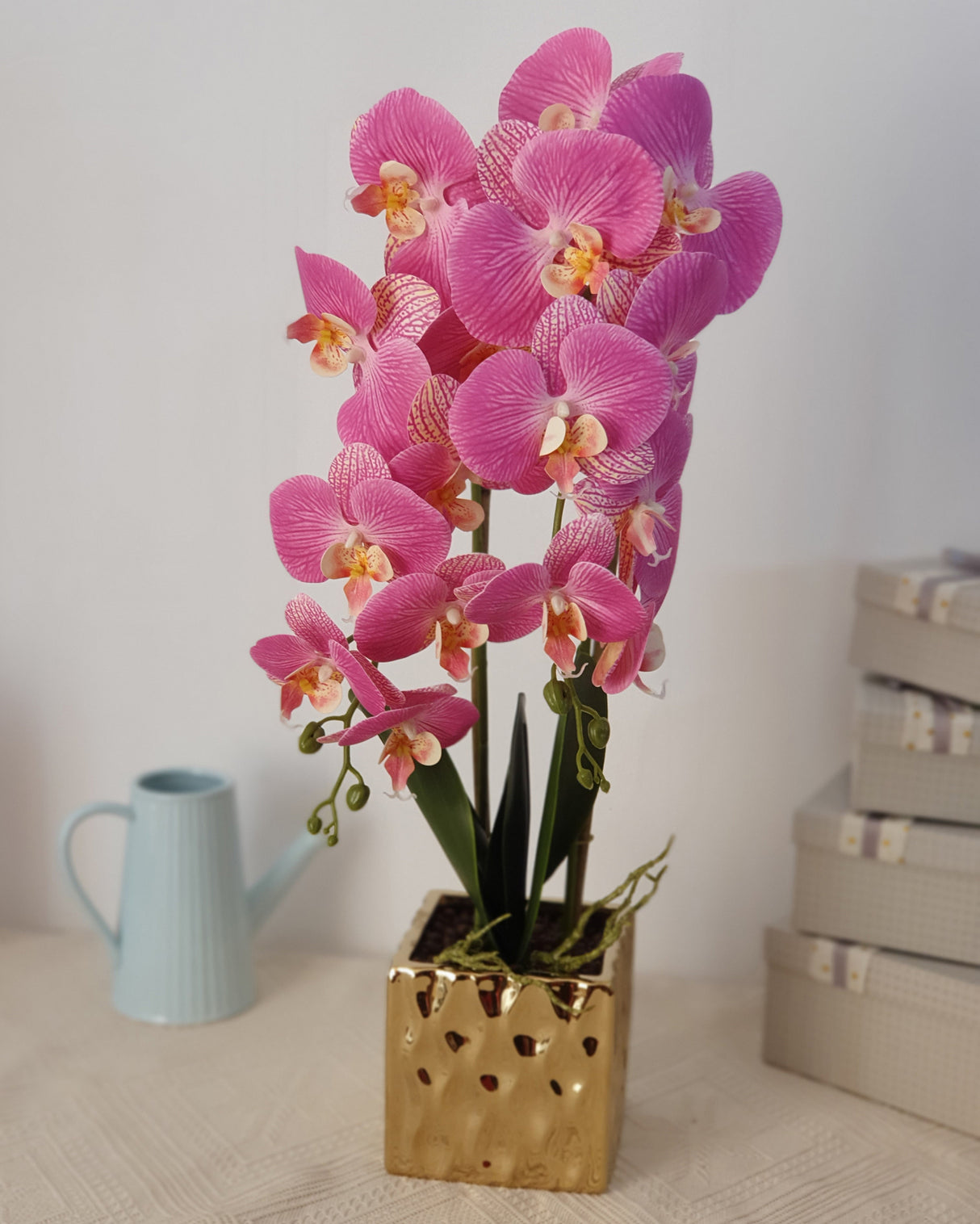 Orhidee artificiala 2 tije, ghiveci auriu din ceramica, patrat, 50 cm