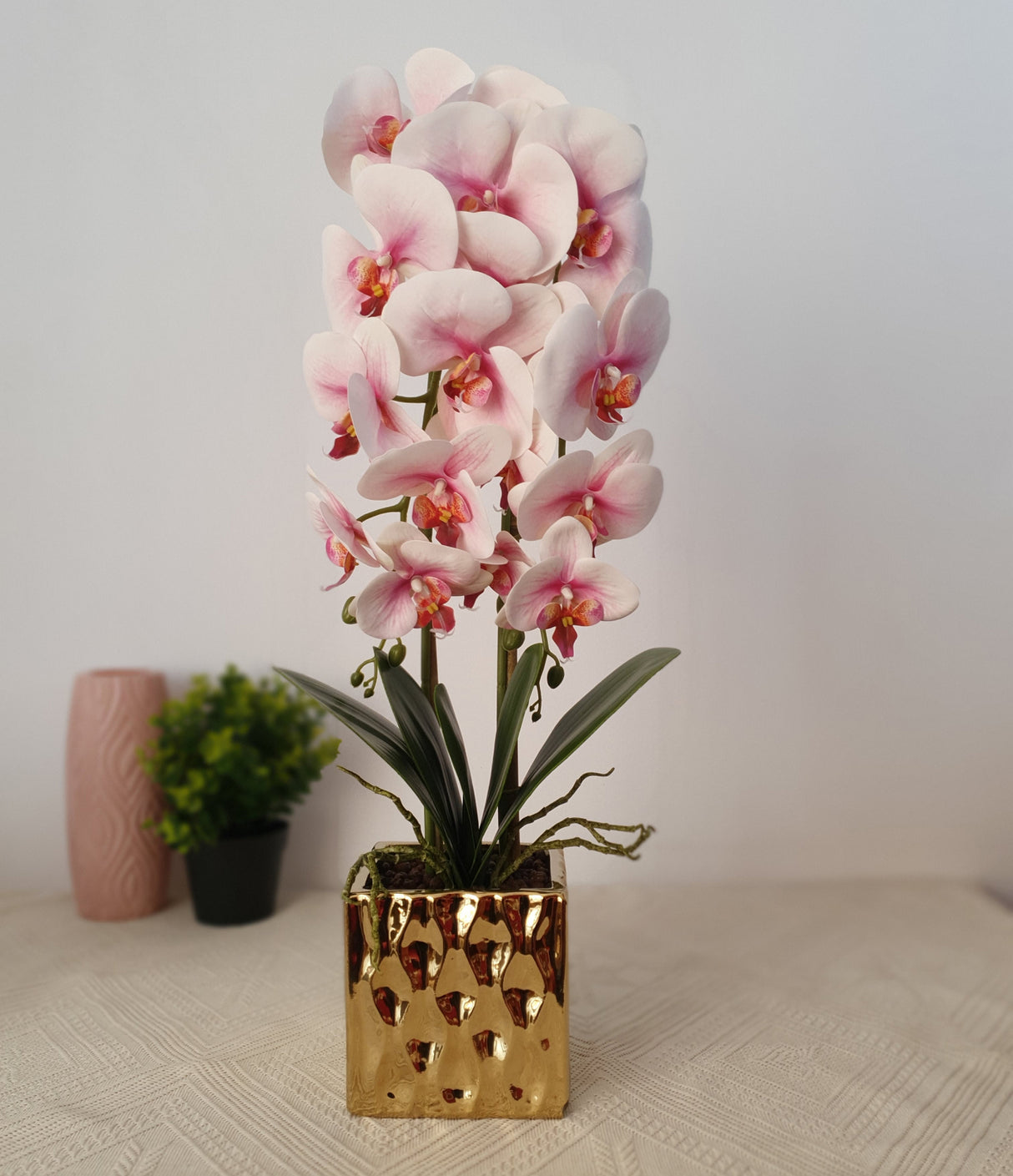 Orhidee artificiala 2 tije, ghiveci auriu din ceramica, patrat, 50 cm