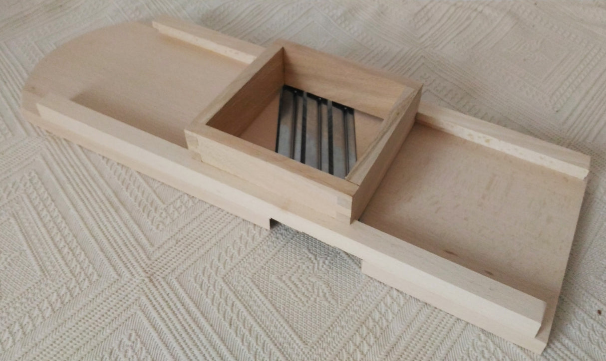 Razatoare varza cu suport din lemn, 3 cutite, 58x18.5cm