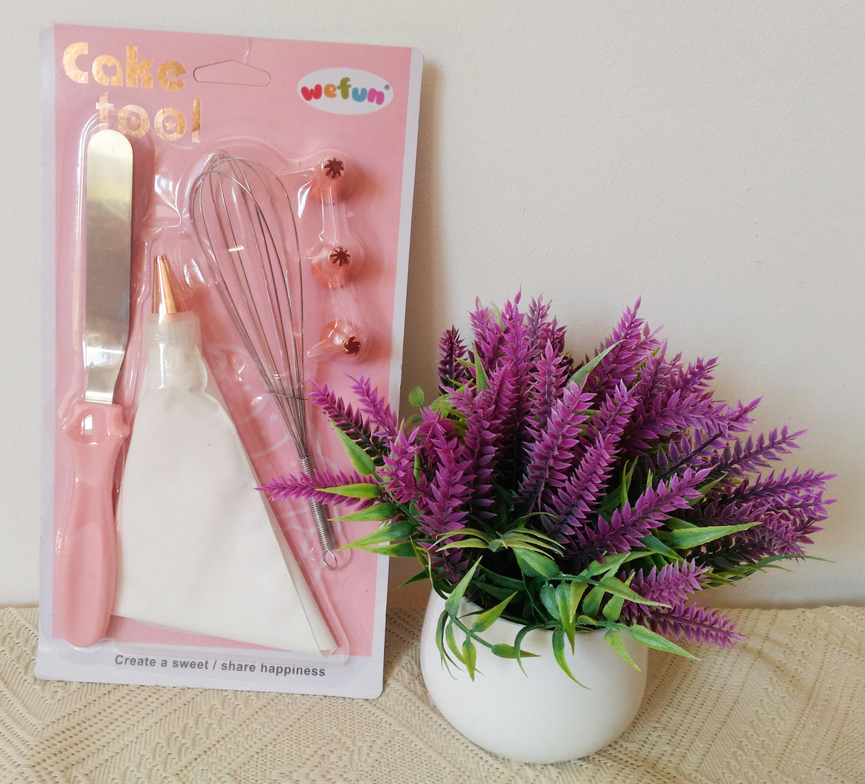 Set punga ornat cu 4 capete, un tel si o spatula, Plastic + Metal