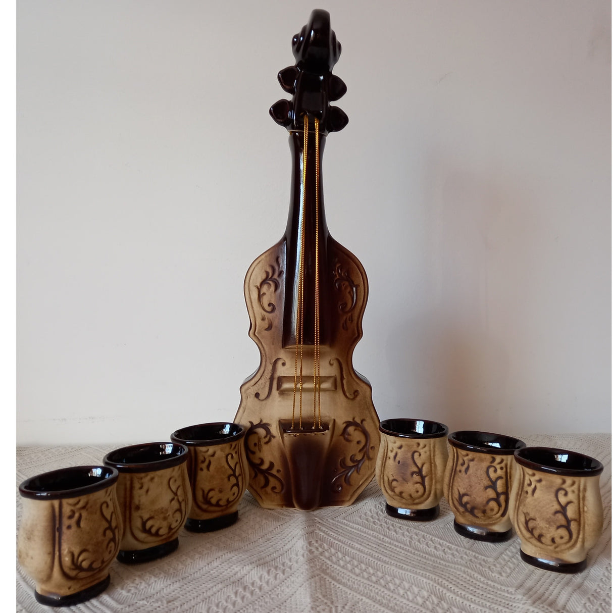 Set Sticla in forma de Vioara cu 6 cescute, Ceramica