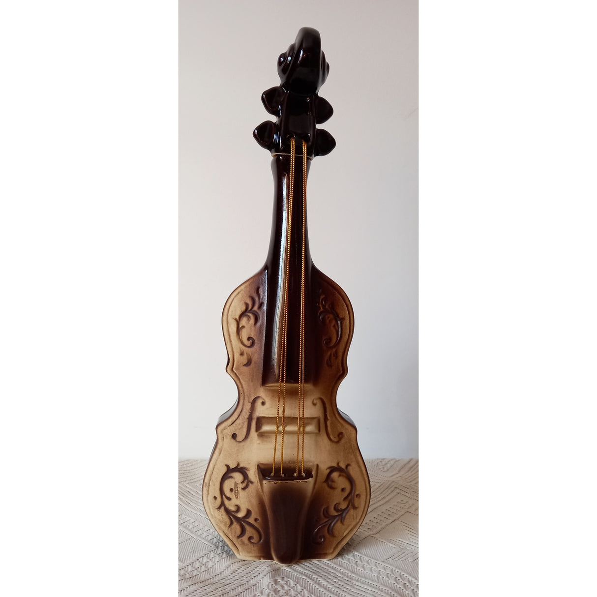 Set Sticla in forma de Vioara cu 6 cescute, Ceramica