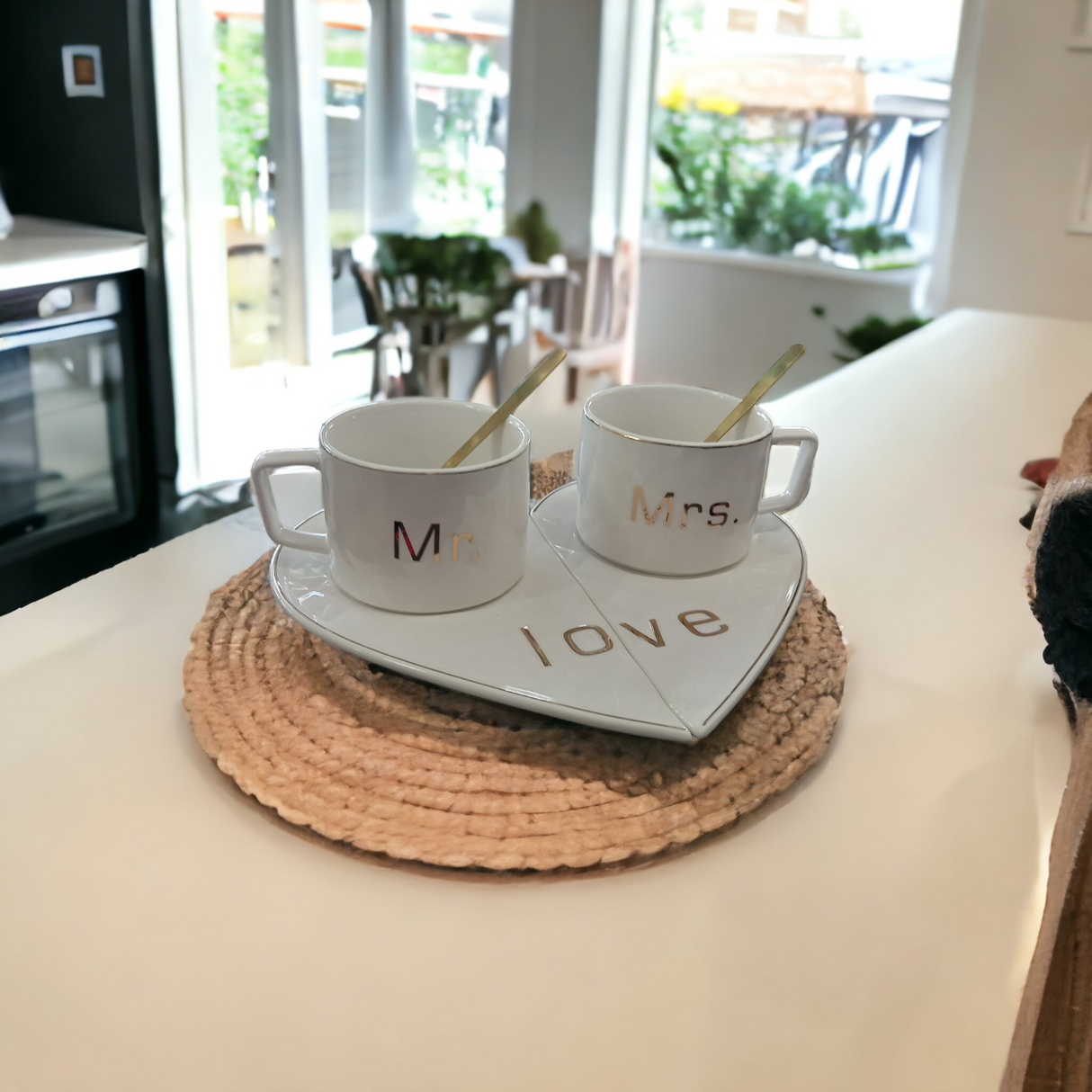 Set doua cani cu farfuriute jumatati inima si lingurite, Ceramica, 150 ml