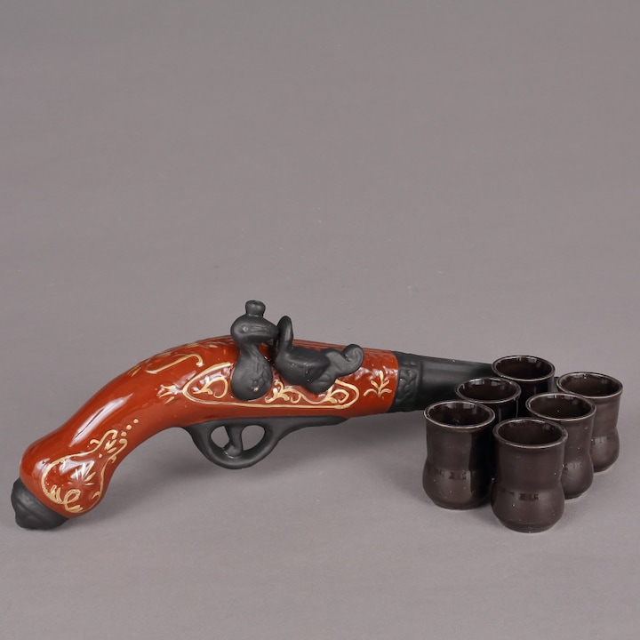 Set ceramica pentru bautura, Sticla in forma de pistol 500 ml si 6 pahare 50ml