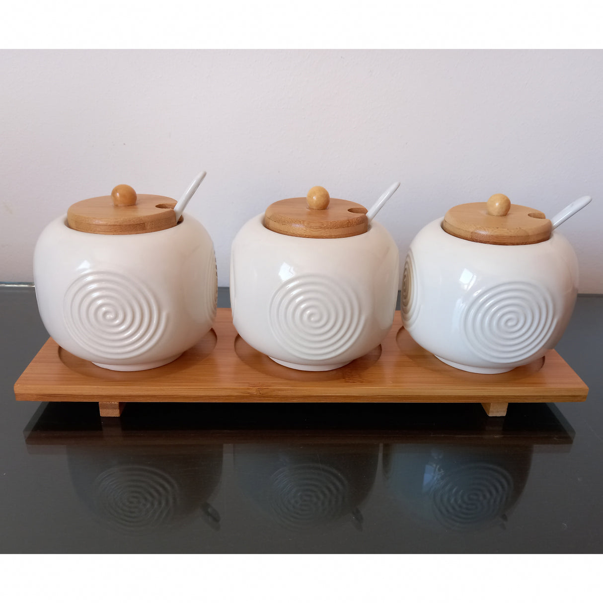 Set 3 borcanase pentru condimente cu capace, lingurite si suport, Ceramica si Lemn, 7x7 cm