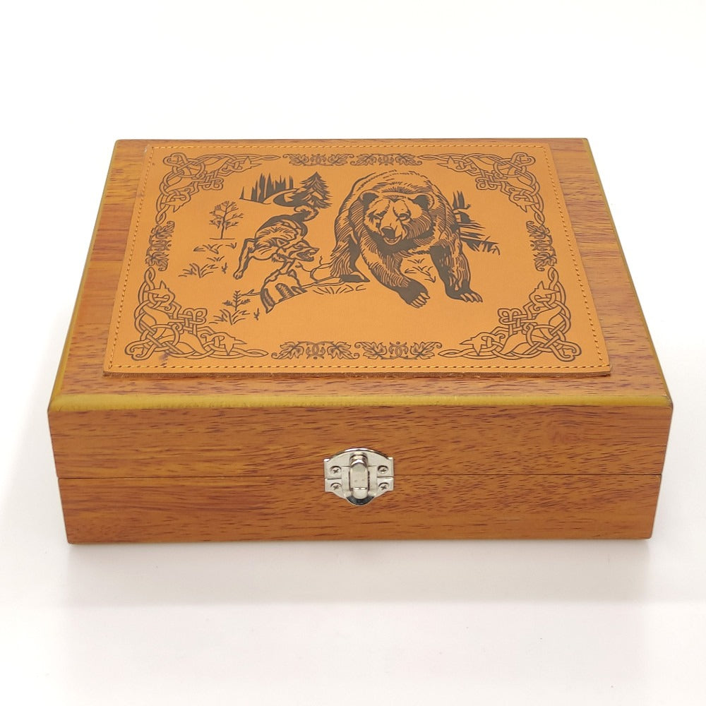 Set cadou Plosca ,doua sticle si Accesorii in cutie Elaganta de lemn