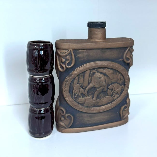 Set pentru servit bauturi , Plosca Vanatoreasca cu 3 pahare, ceramica , 700 ml