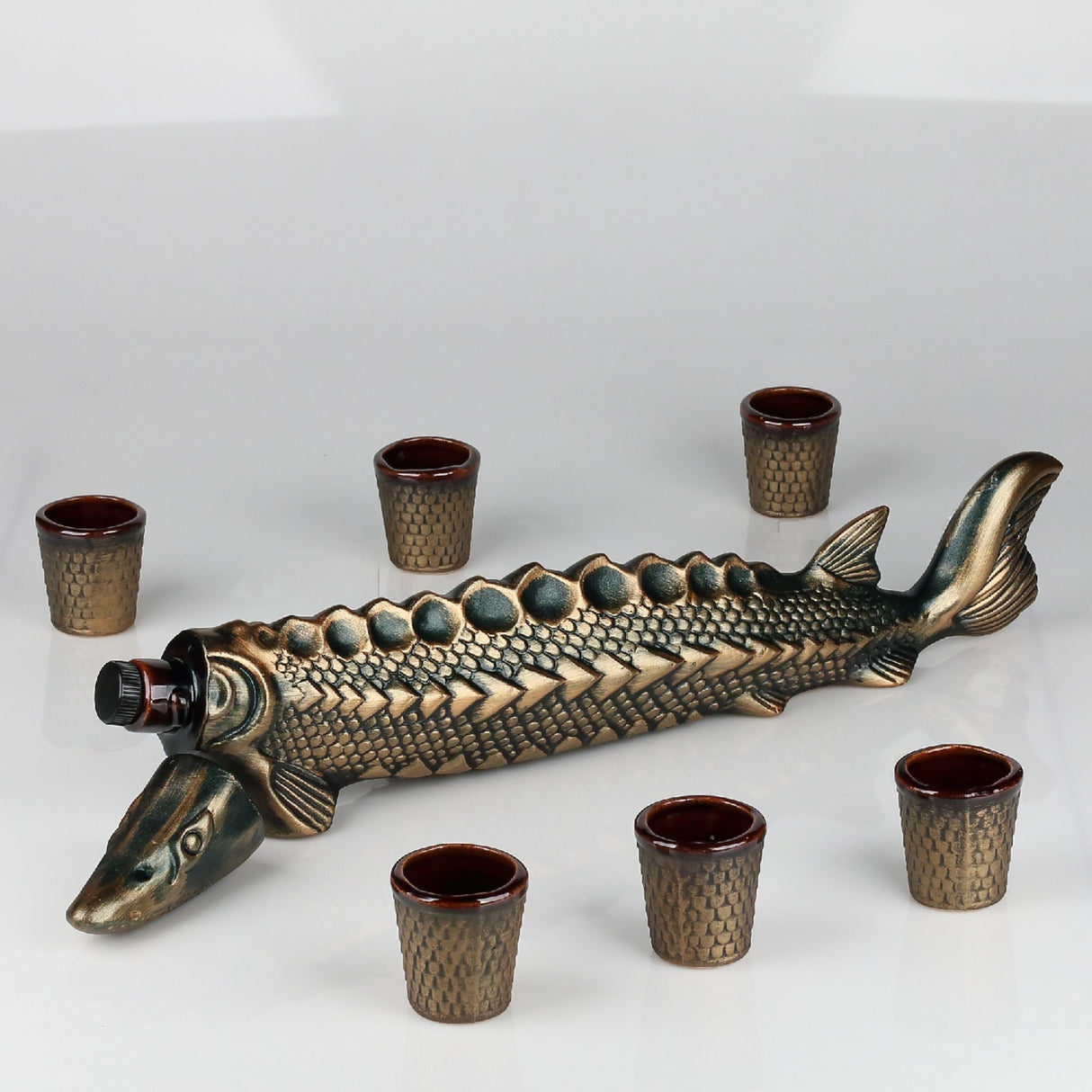 Set pentru Tuica, Sticla 1 l in forma de Sturion cu 6 pahare 100 ml, Ceramica