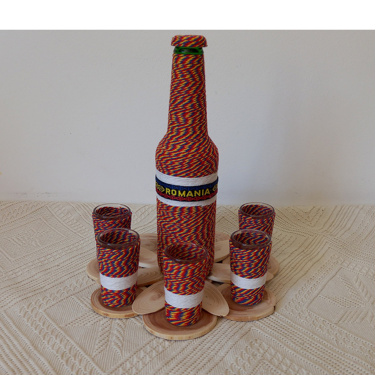 Set pentru Tuica, sticla cu 6 Pahare si Tava, Romania, invelite in Sfoara Colorata