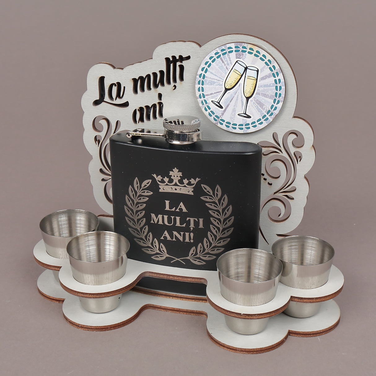 Set Plosca cu 4 pahare din Inox, La muti ani, 16.5x20 cm