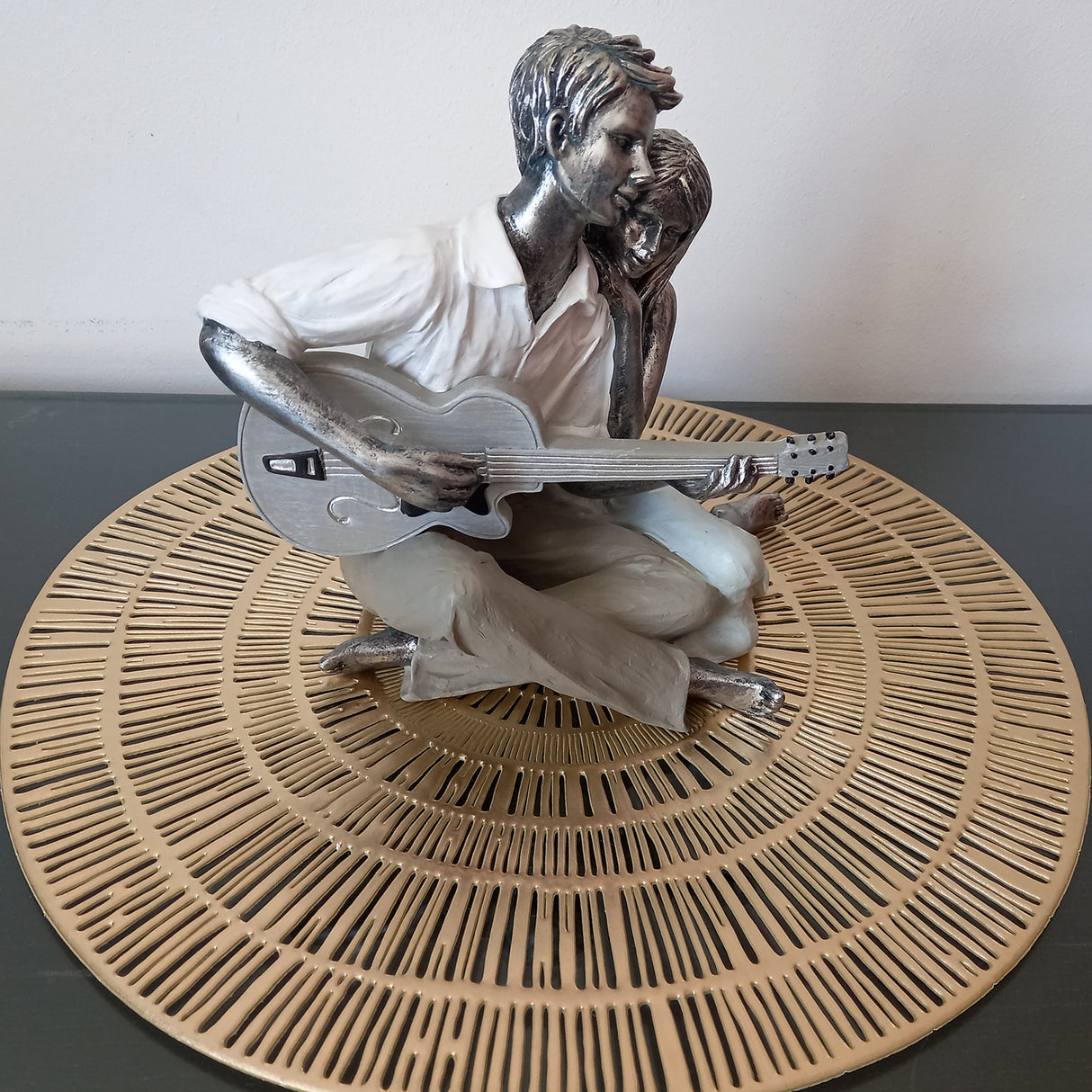 Statueta din Rasina, Calitate Superioara, Cuplu cu Chitara, 22 cm