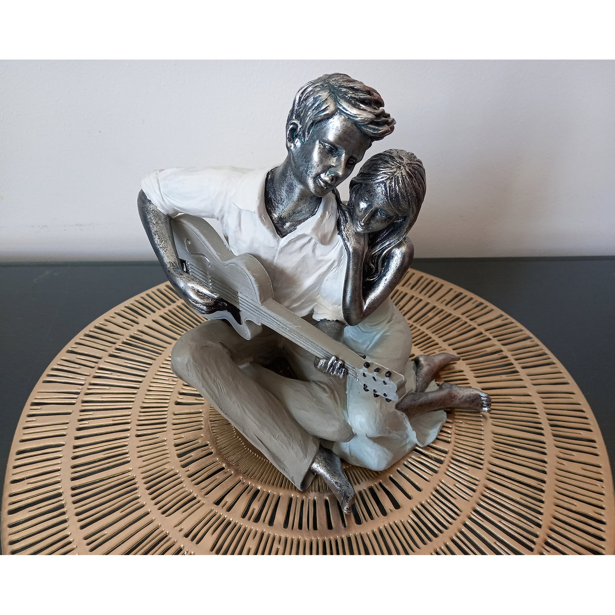 Statueta din Rasina, Calitate Superioara, Cuplu cu Chitara, 22 cm