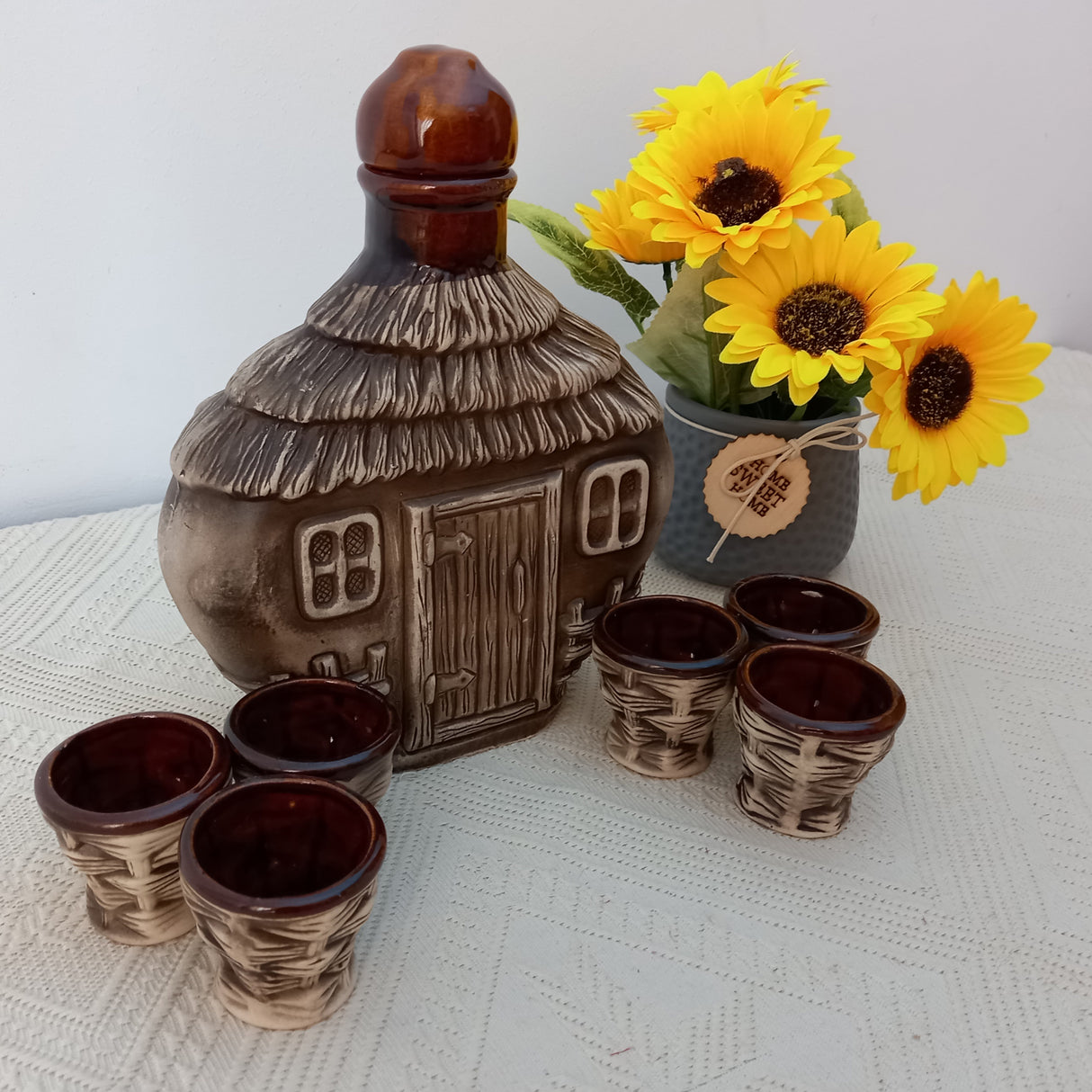 Set sticla in forma de Casuta cu 6 pahare, Ceramica