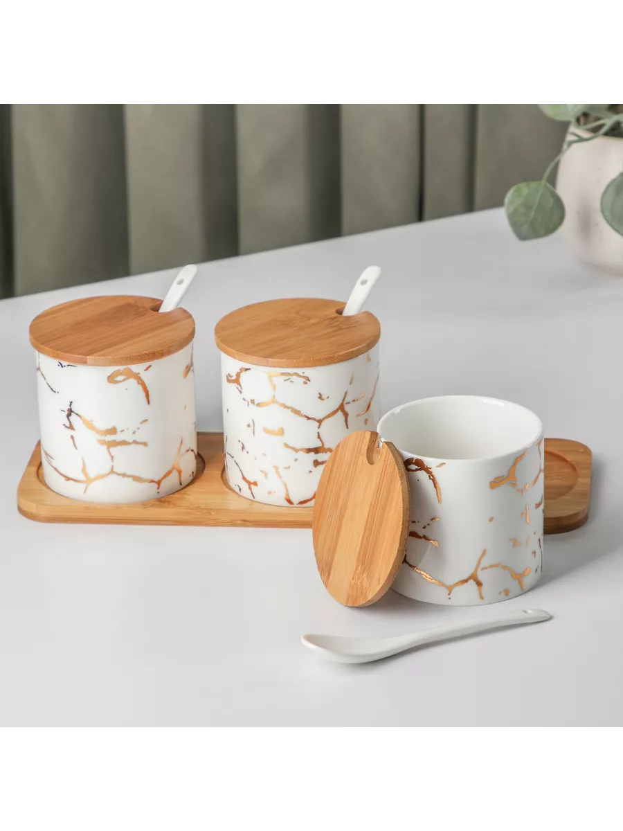 Set 3 recipiente condimente din ceramica alb-auriu cu lingurite , capace si tavita bambus
