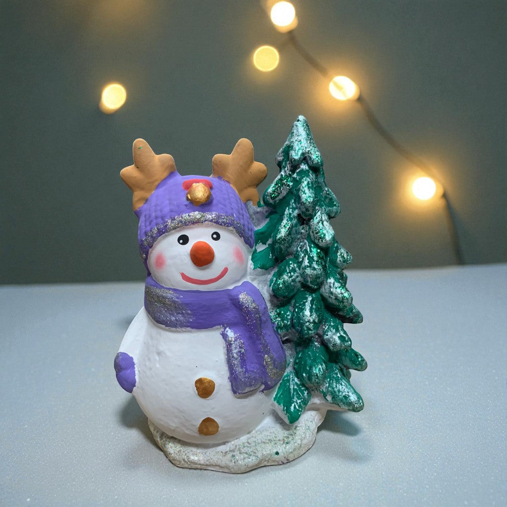 Figurina Om de zapada cu bradut, pictata manual, rasina, 21 cm