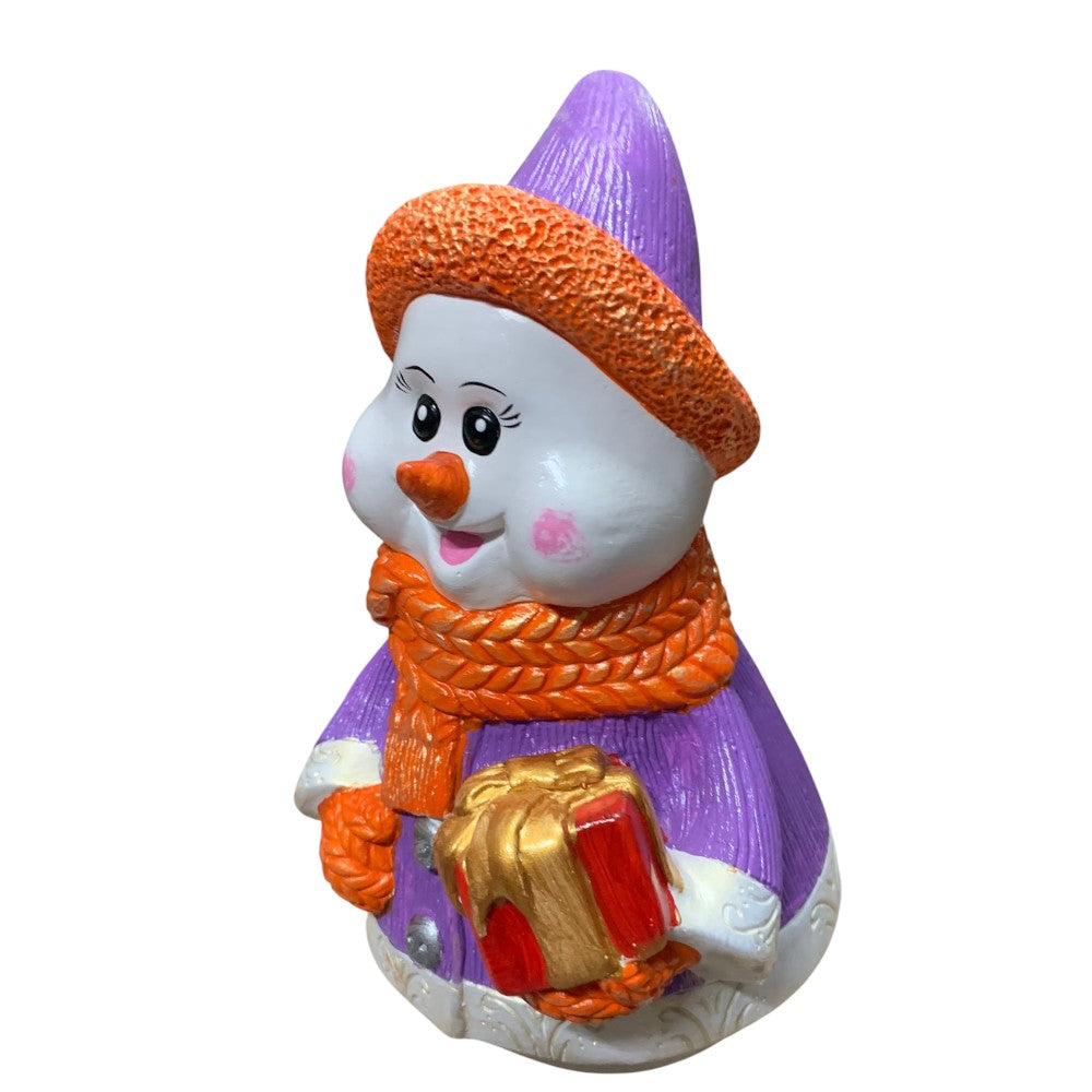 Figurina/Decoratiune Om de Zapada cu cadou, pictata manual, rasina, 28 cm