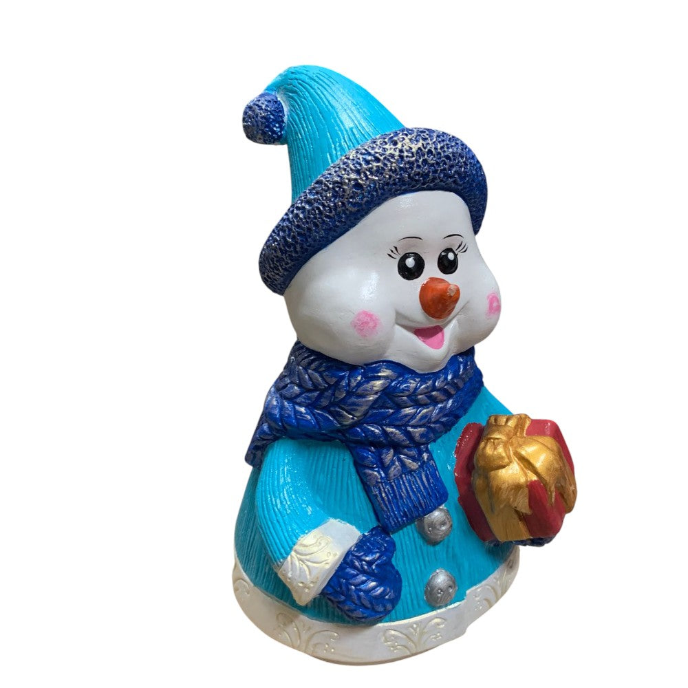 Figurina/Decoratiune Om de Zapada cu cadou, pictata manual, rasina, 28 cm