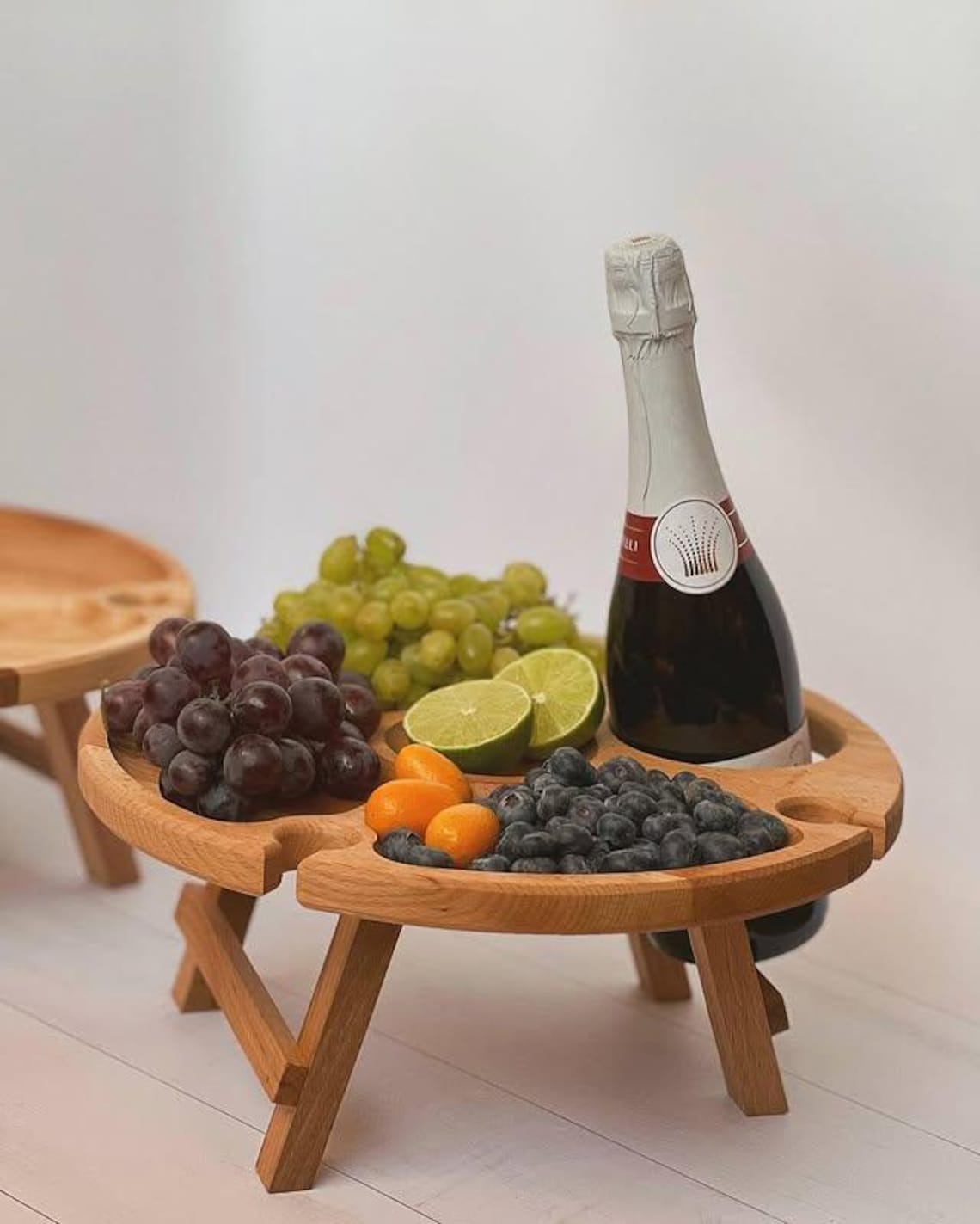 Platou Compartimentat pentru servire cu suport pentru Vin,picioare pliabile, Lemn , 35 cm